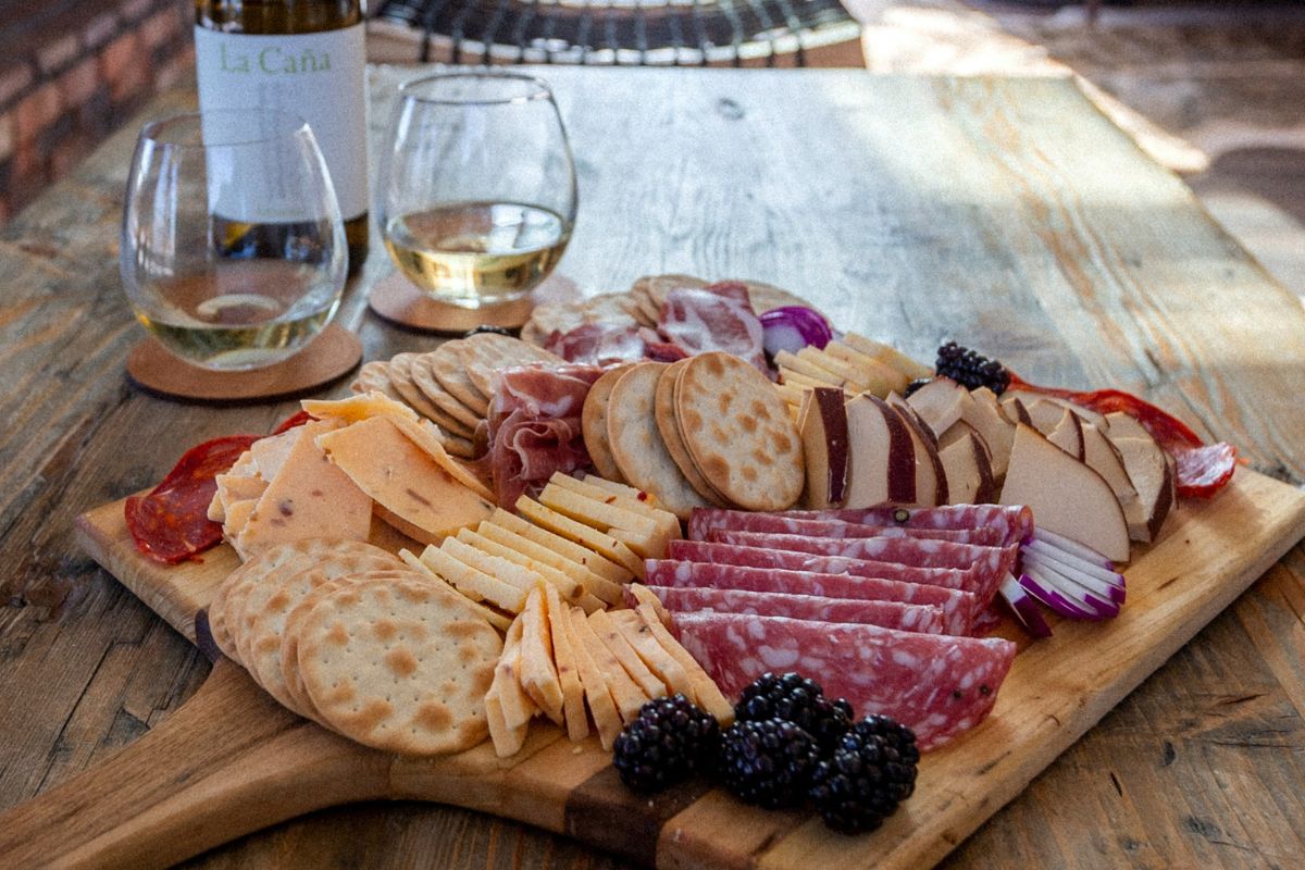 Tabla de aperitivos dulces y salados. Foto de Pexels.
