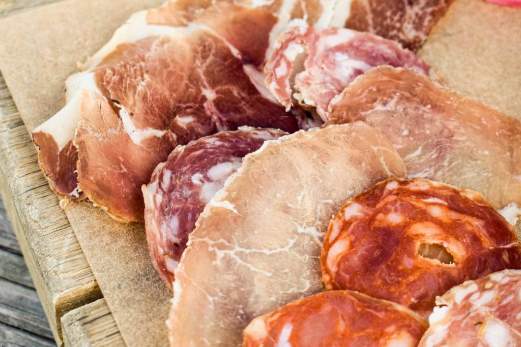 La charcutería es una categoría culinaria donde se preparan carnes crudas para hacerlas comestibles sin necesidad de aplicar calor.