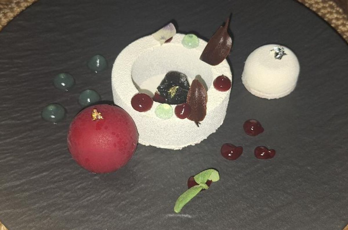Dulce tentación de cereza negra, mouse de chocolate Caraibe 66%, cremoso de cereza, crocante de arroz inflado, gelée de menta y esfera de vainilla de Papantla del chef Manuel Morales, foto de Miriam Carmo