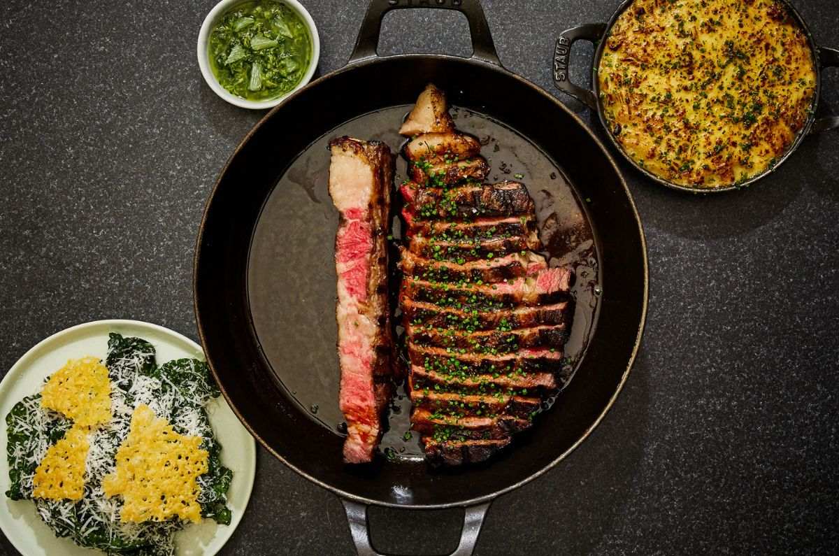 Pollo marinado en cítricos al grill y salsa picantes y Rib Eye, ensalada César de kale y papa gratin Dauphinoise, foto proporcionada por el hotel