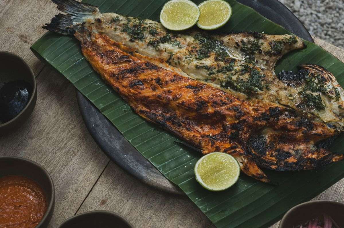 Robalo del día mitad zarandeado y mitad al chimichurri mexicano acompañado de arroz, ensalada de nopal y alioli de recado negro (taquiza) en Negro Huitlacoche, foto proporcionada por el restaurante