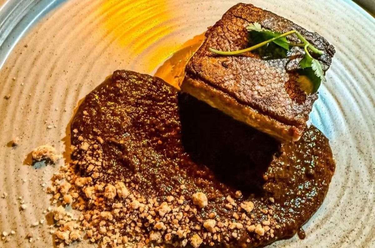 Mole purépecha de 7 hierbas servido con pescado y chapulines del chef Aldrin Yniesta