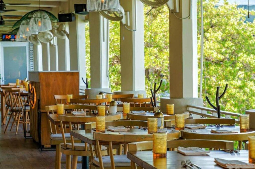 Cocina de mar en el restaurante Fred’s Seafood & Raw Bar en Cancún