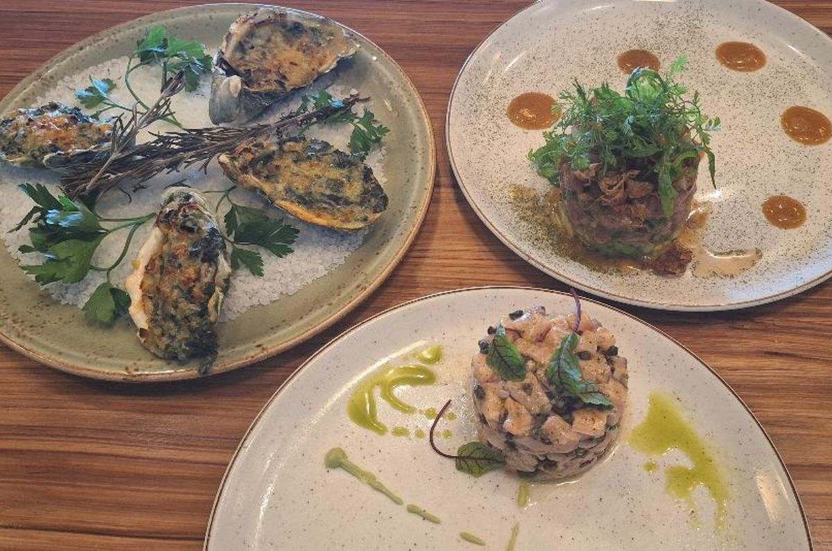 Ostiones Rockefeller, tártara de salmón y tártara de atún saku, foto de Miriam Carmo