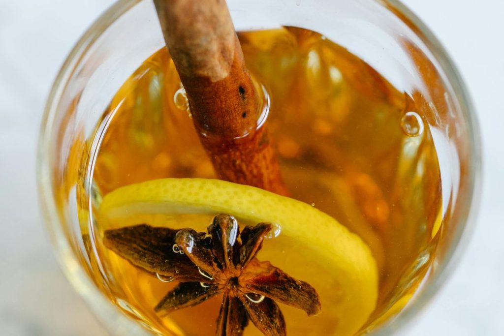 El coctel hot toddy es utilizado comumente como un remedio para resfriados en adultos.