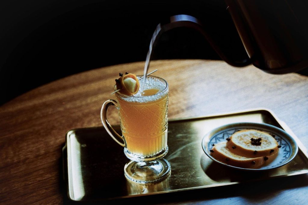 El coctel hot toddy es utilizado comumente como un remedio para resfriados en adultos.
