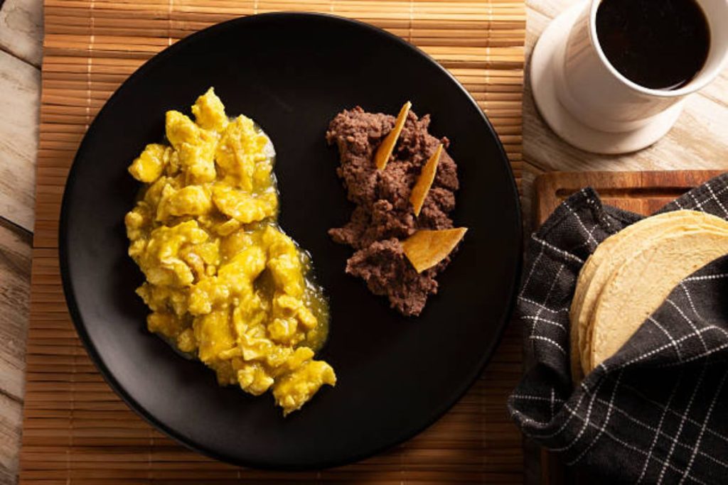 Los huevos al albañil son una forma popular para preparar los huevos para el desayuno.