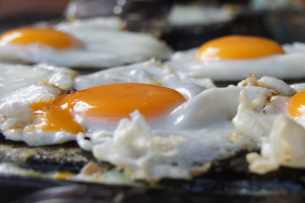 Los huevos encobijados son un platillo mexicano típico para el desayuno.