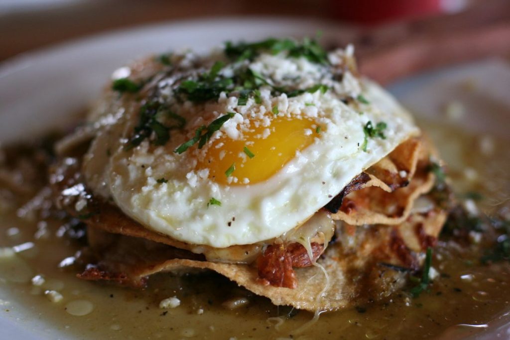 Los huevos encobijados son un platillo mexicano típico para el desayuno.
