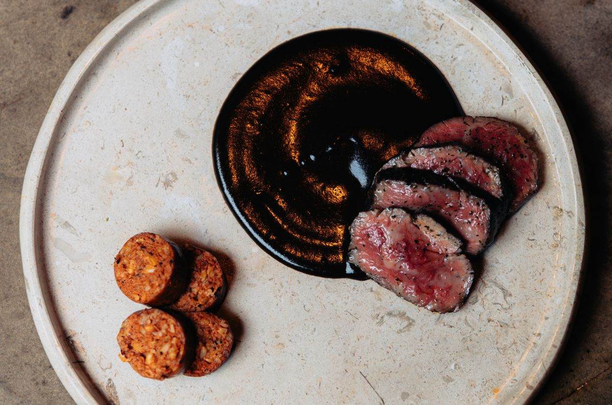 Chichilo negro + rib eye + chorizo de cocopache + huitlacoche y pico de gallo tatemado del chef Jorge Vallejo, foto proporcionada por ARCA