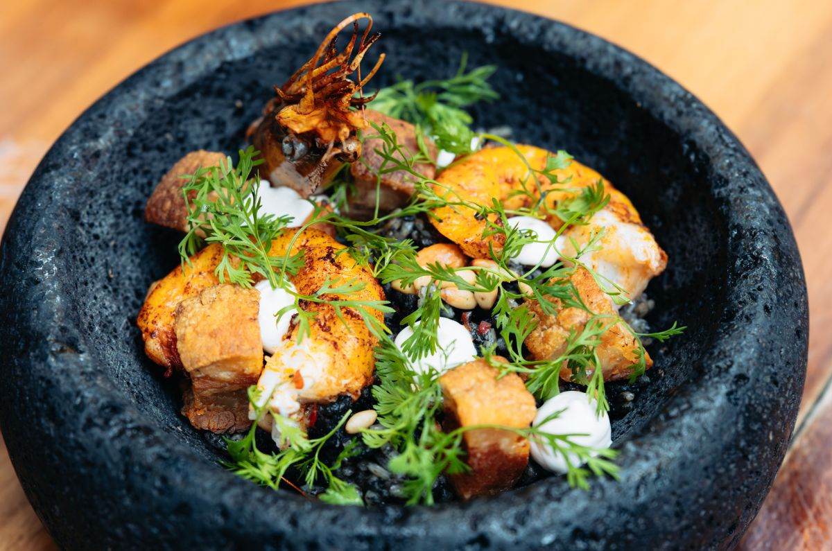 Arroz negro al carbón + camarón + castacán + labne + almendras fritas + hierbabuena del chef Roberto Solís, foto proporcionada por ARCA