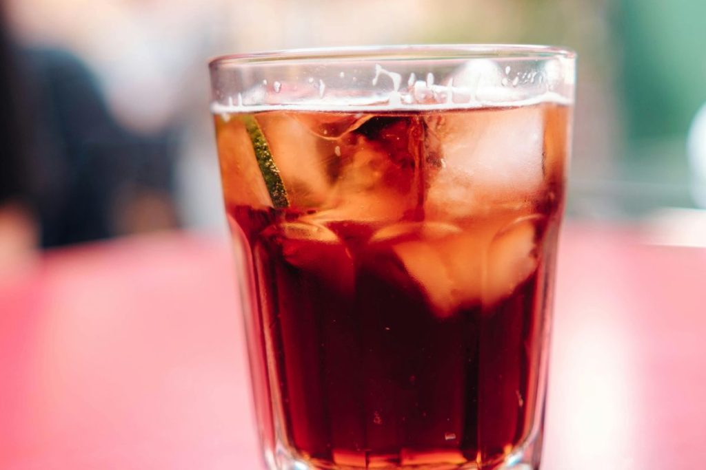 El kalimotxo es una bebida del País Vasco que combina dos bebidas opuestas.