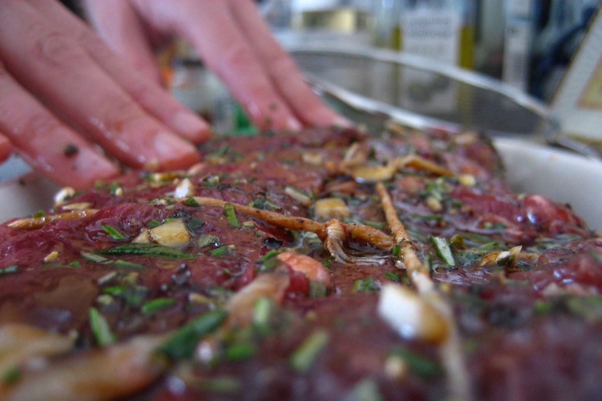 Carne cruda marinada. Foto de Pexels.