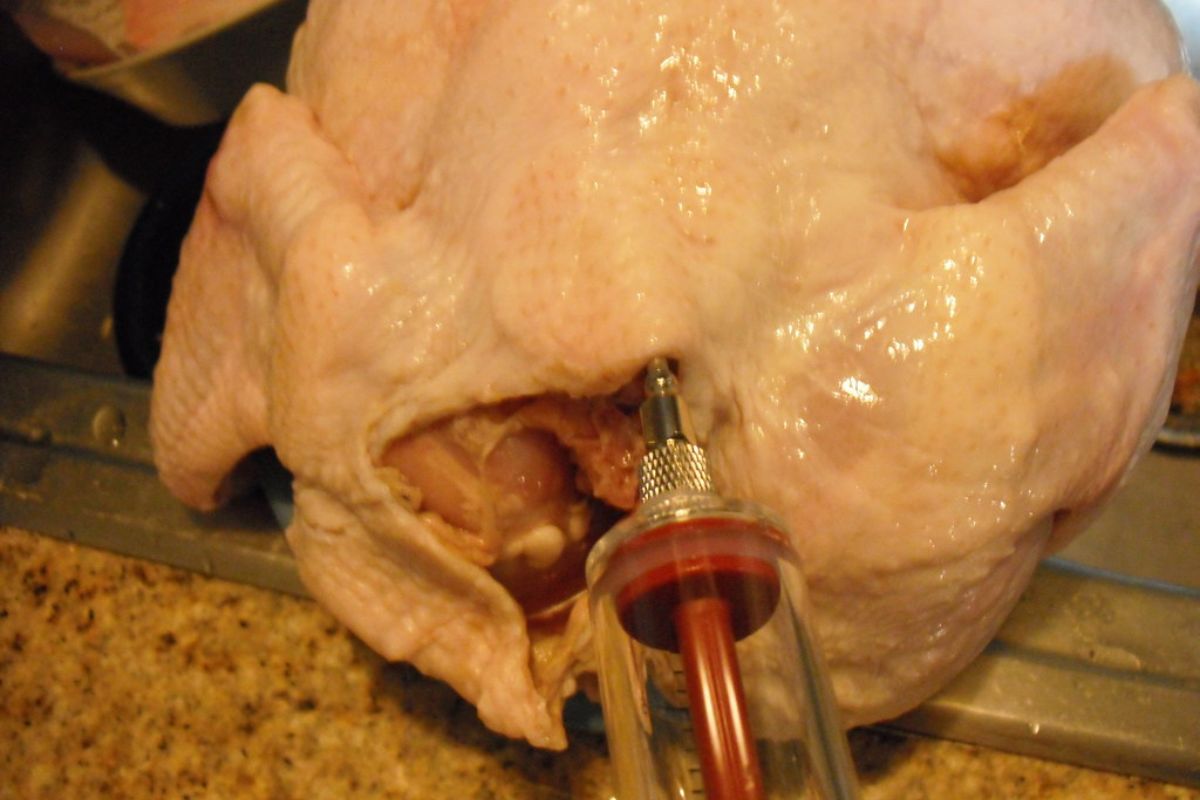 Persona inyectando pavo completo. Foto de Flickr.