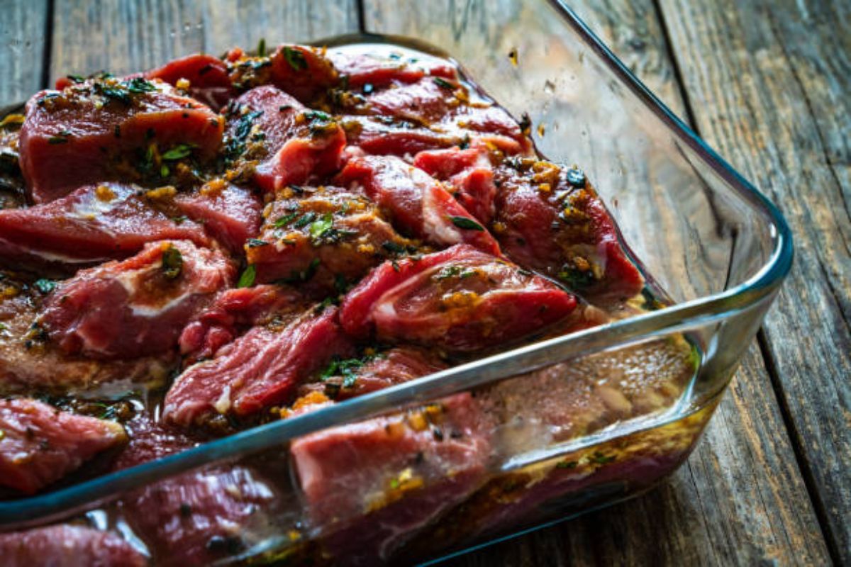 Carne de res cruda marinada. Foto de Pexels.