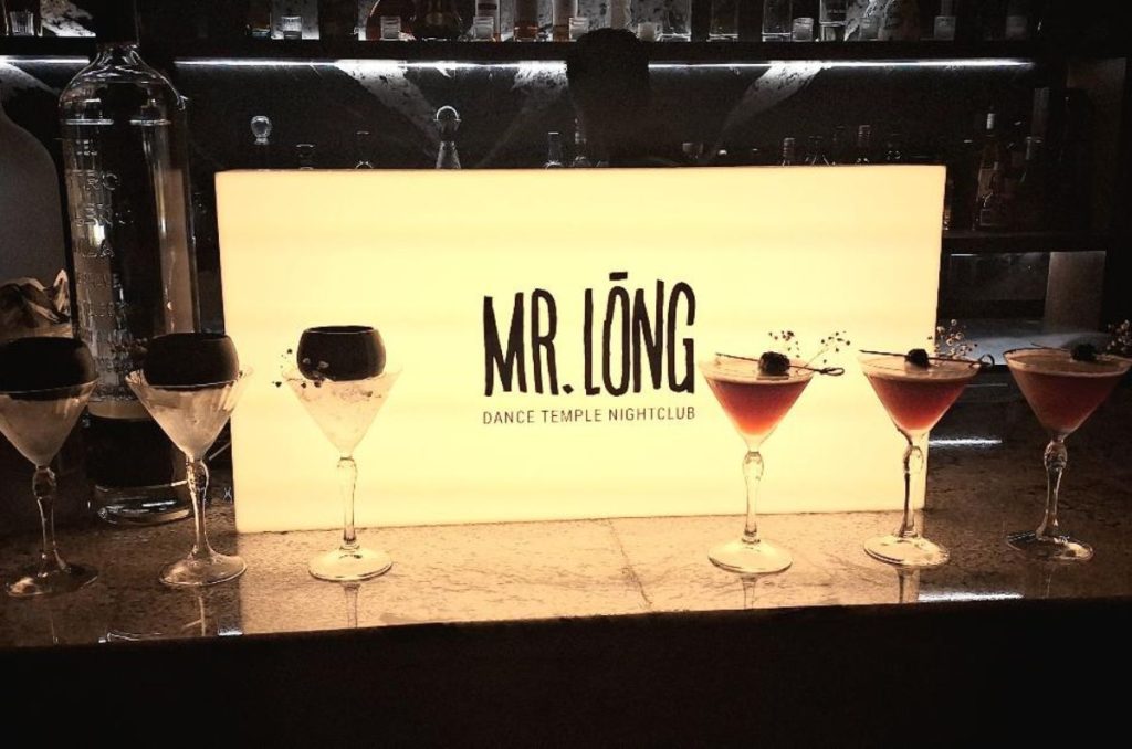Mr. Lōng en Cancún: bailar toda la noche con cócteles de autor en la mano