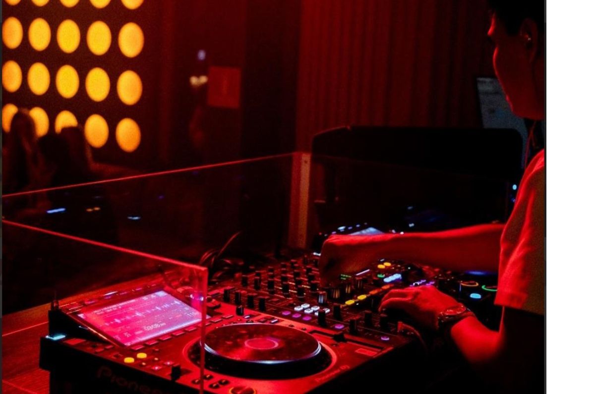 Cabina del DJ, foto proporcionada por el local