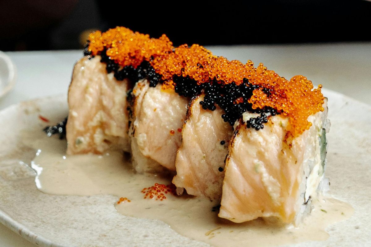 Rollo de salmón sellado. Foto de Pexels.