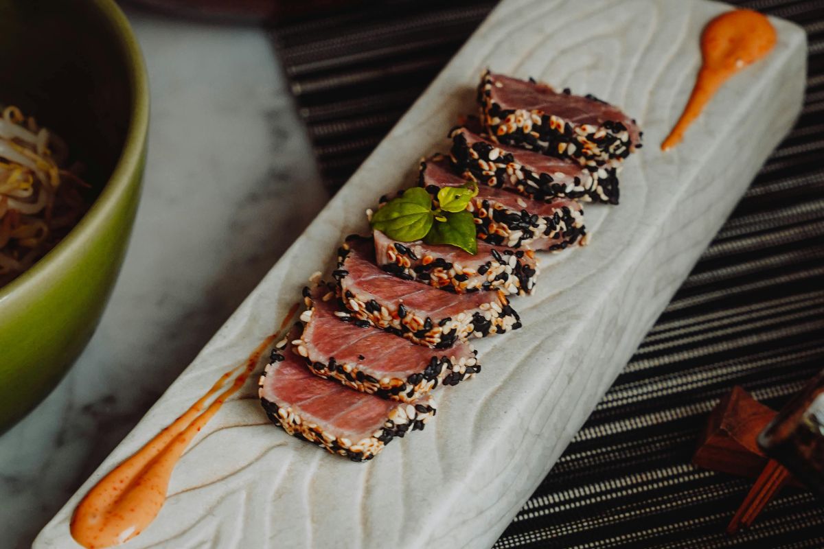 Filete de atún sellado. Foto de Pexels.