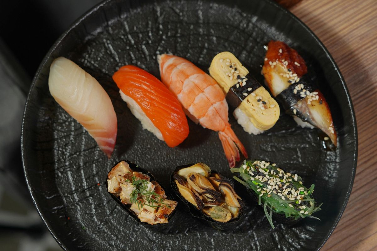 Nigiris para compartir al centro. Foto de Pexels.