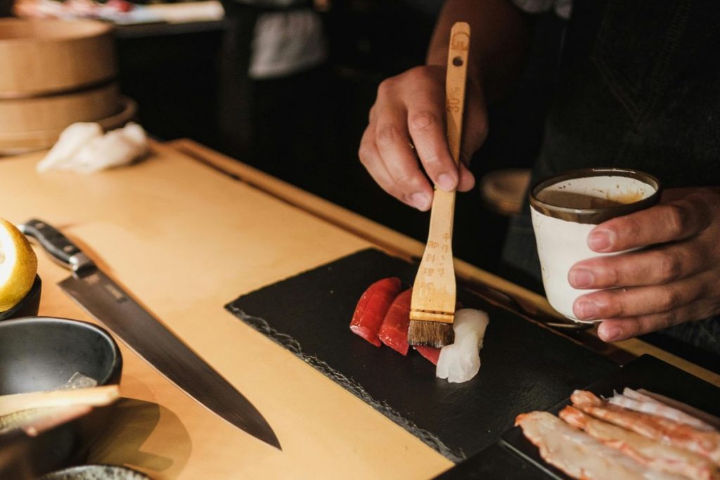 Omakase: el formato donde la carta no existe y el comensal solo disfruta