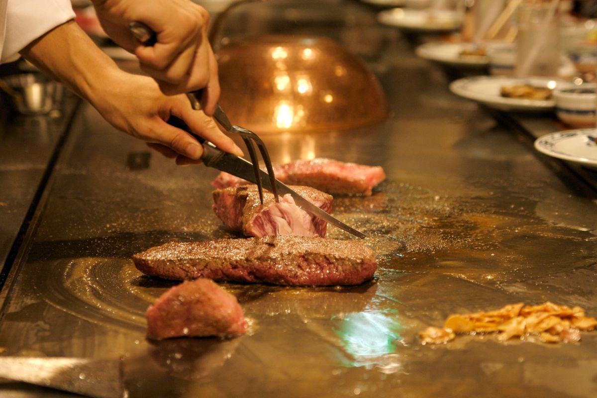 Chef sellando carne en plancha. Foto de Pexels.