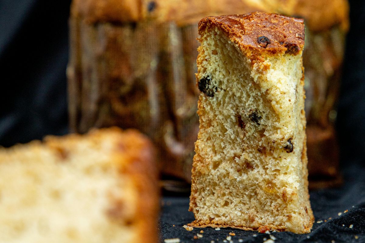 Rebanada de panettone fresco. Foto de Pexels.