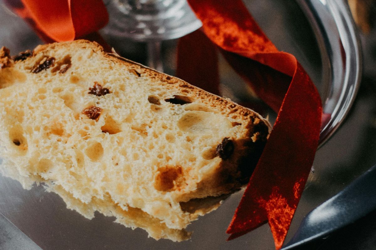Rebanada de panettone fresco. Foto de Pexels.