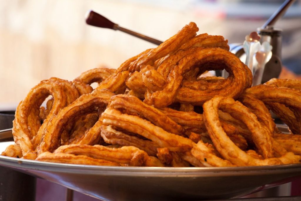 La duya metálica es clave para preparar churros de manera segura.