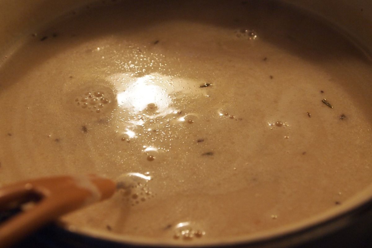 Gravy en proceso de cocción. Foto de Flickr.