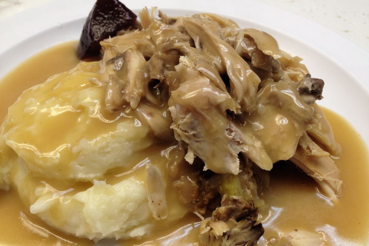 Pavo bañando en salsa gravy. Foto de Pexels.