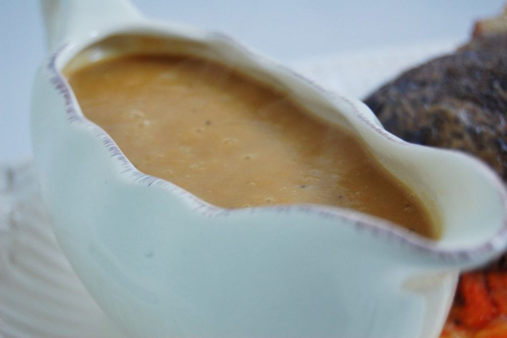Preparar gravy en casa es una receta popular para las cenas de fin de año.