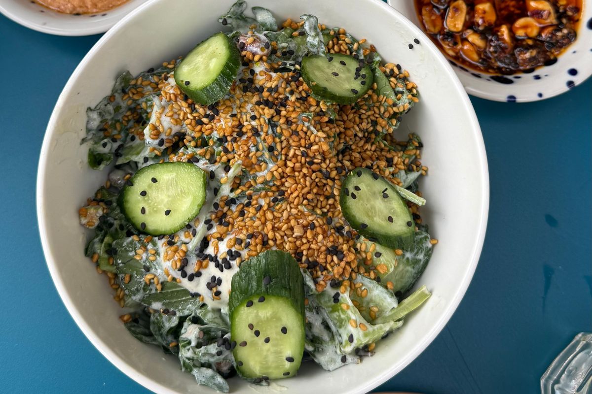 Ensalada de pepino y pistaches. Foto por Desiree Perea.