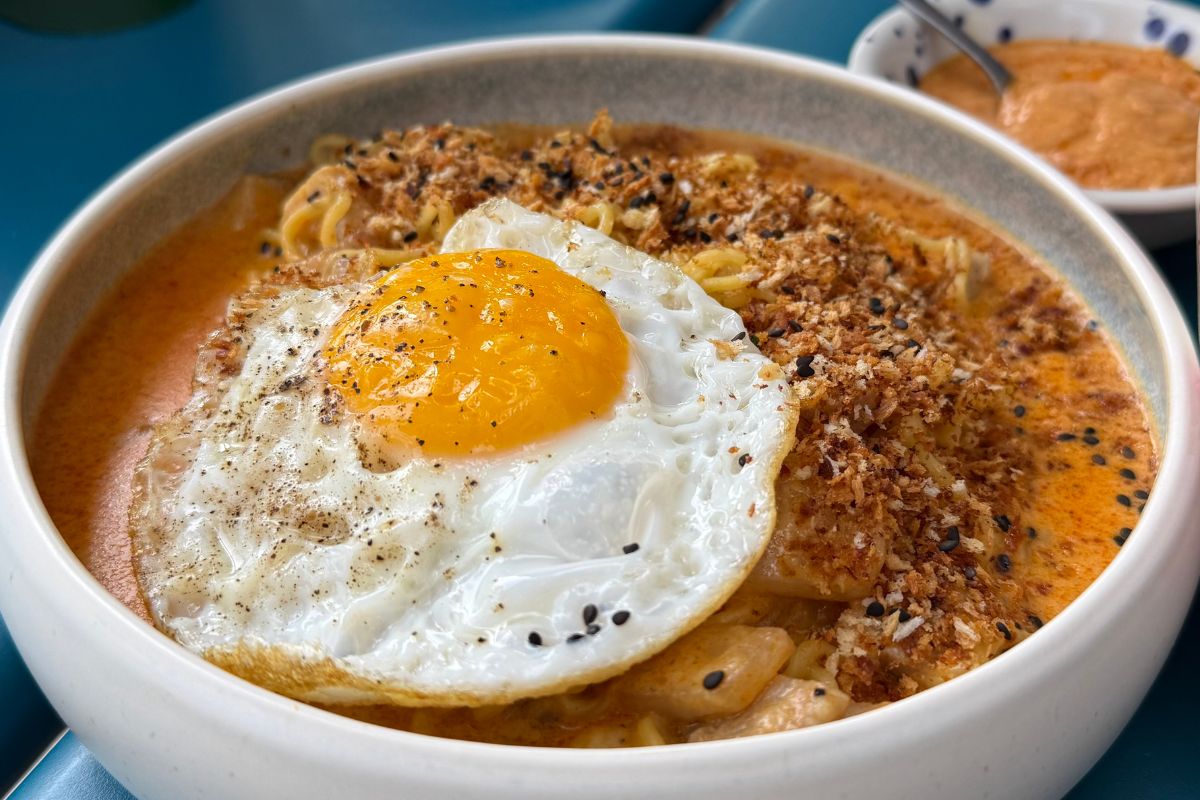 Tamago carbonara con huevo frito. Foto por Desiree Perea.