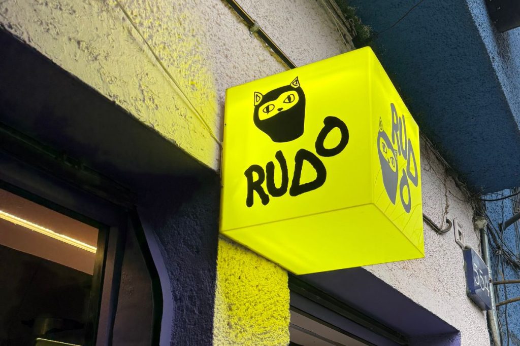 RUDO es un restaurante especializado en cocina asiática con combinaciones propias.