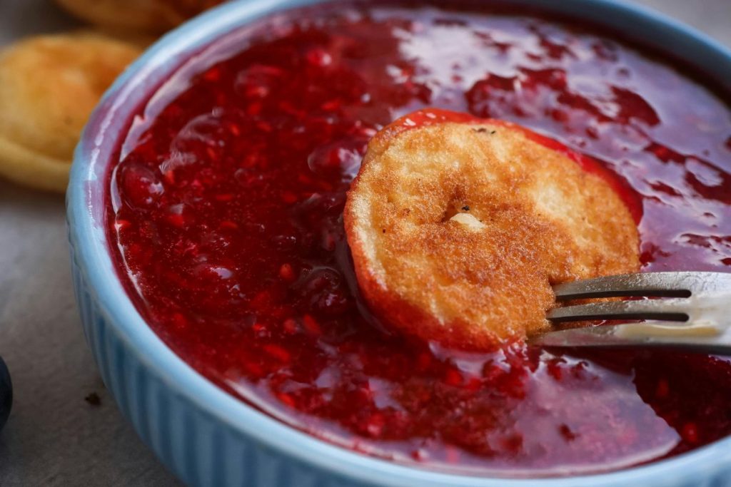 La salsa de arándanos es una opción perfecta para acompañar pavo o cerdo.