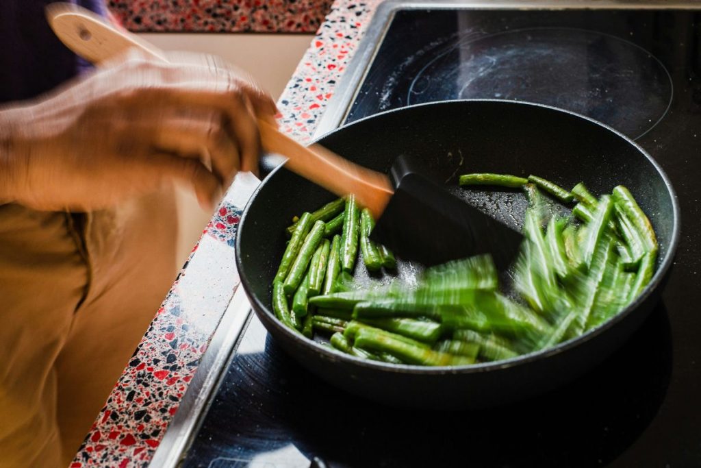 Un buen sofrito es una técnica clave en la cocina casera.