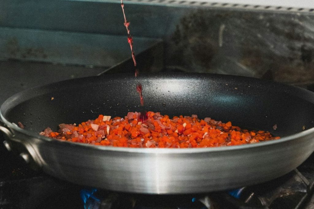 El sofrito es una técnica clave en la cocina casera.