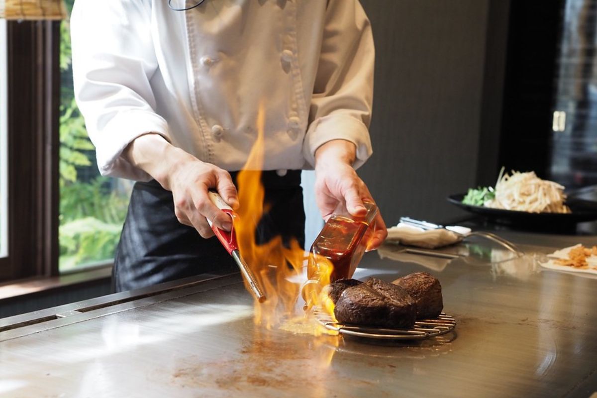Plancha de aluminio para sellar alimentos. Foto de Pexels.