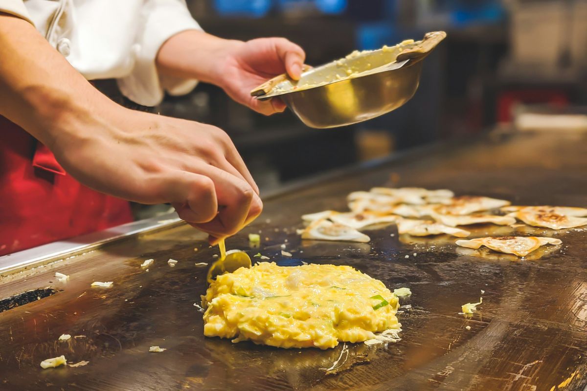 Chef preparando tortilla de huevo al momento. Foto de Pexels.