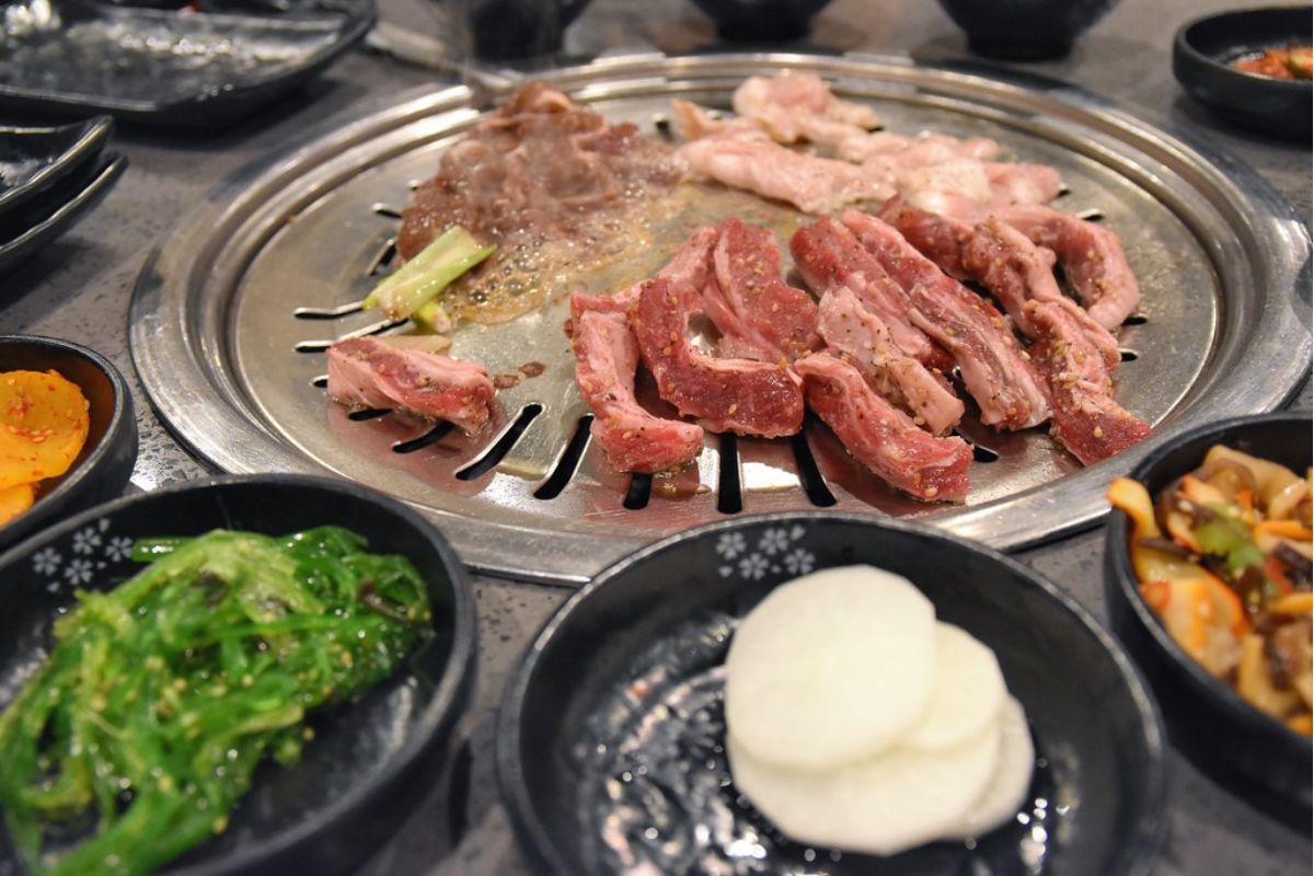 Asador personal en mesa. Foto de Pexels.