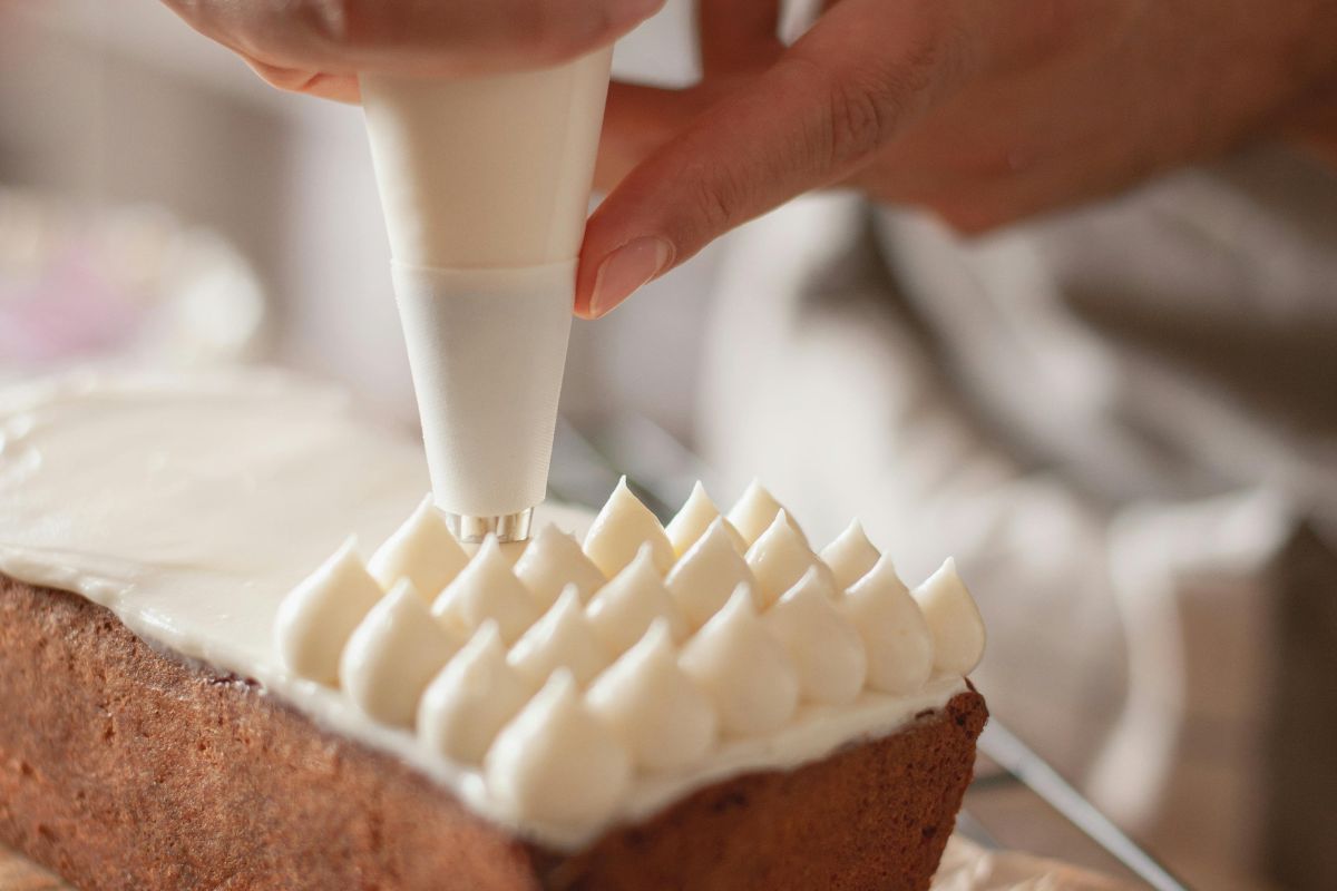 Persona decorando panqué. Foto de Pexels.