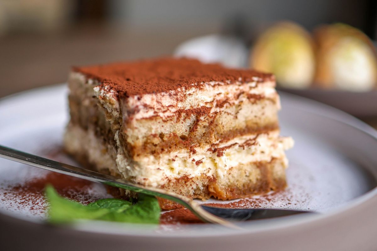 Porción individual de tiramisú. Foto de Pexels.