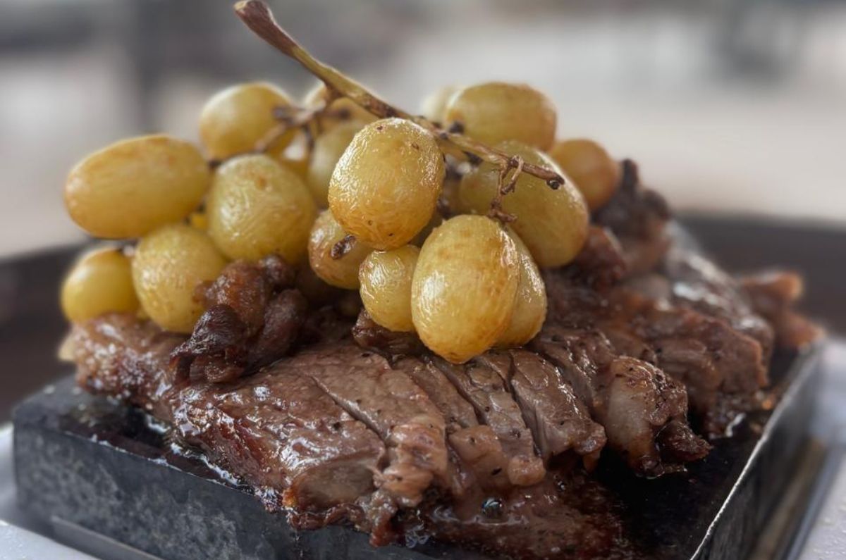 Corte de carne en el restaurante de la bodega F. Rubio, foto de Miriam Carmo