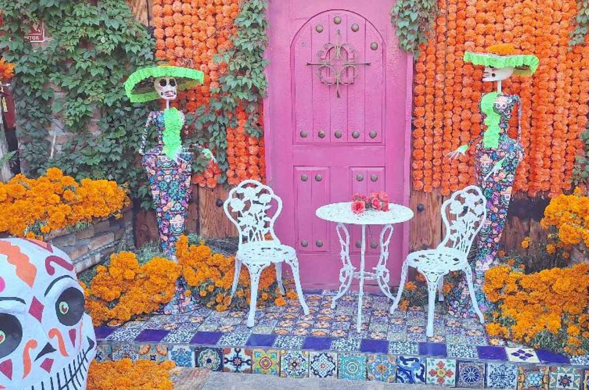 Detalles decorativos de Día de Muertos en Los Portales de García en Rosarito, foto de Miriam Carmo