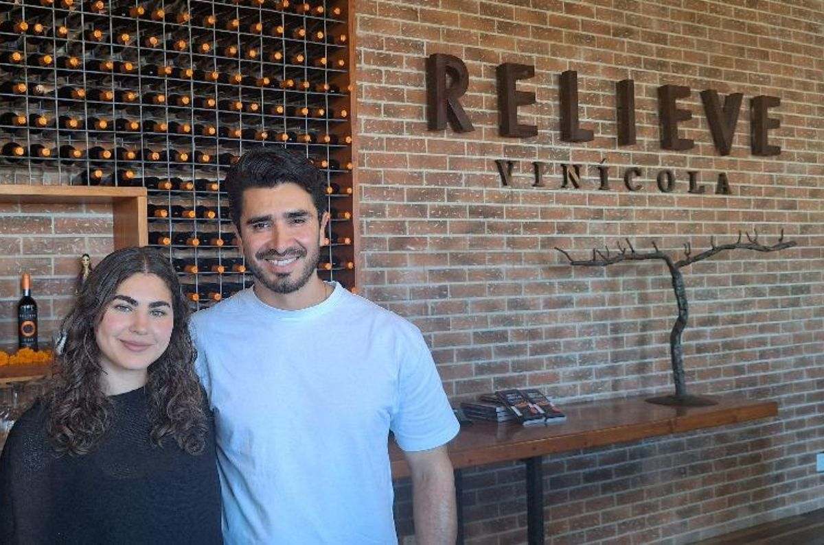 Wenceslao Martínez, dueño y enólogo de la bodega Relieve, con su pareja Aimee Parada, foto de Miriam Carmo
