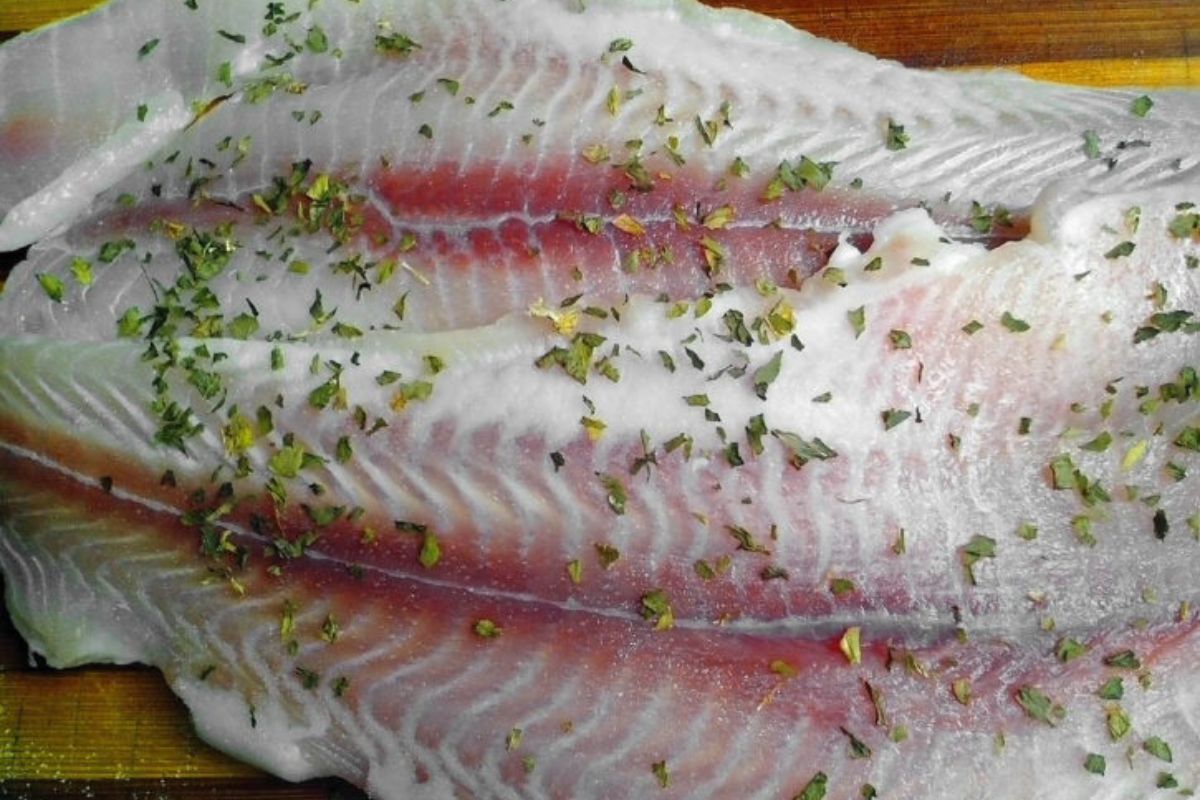 Filetes de pescado crudos. Foto de Pexels.