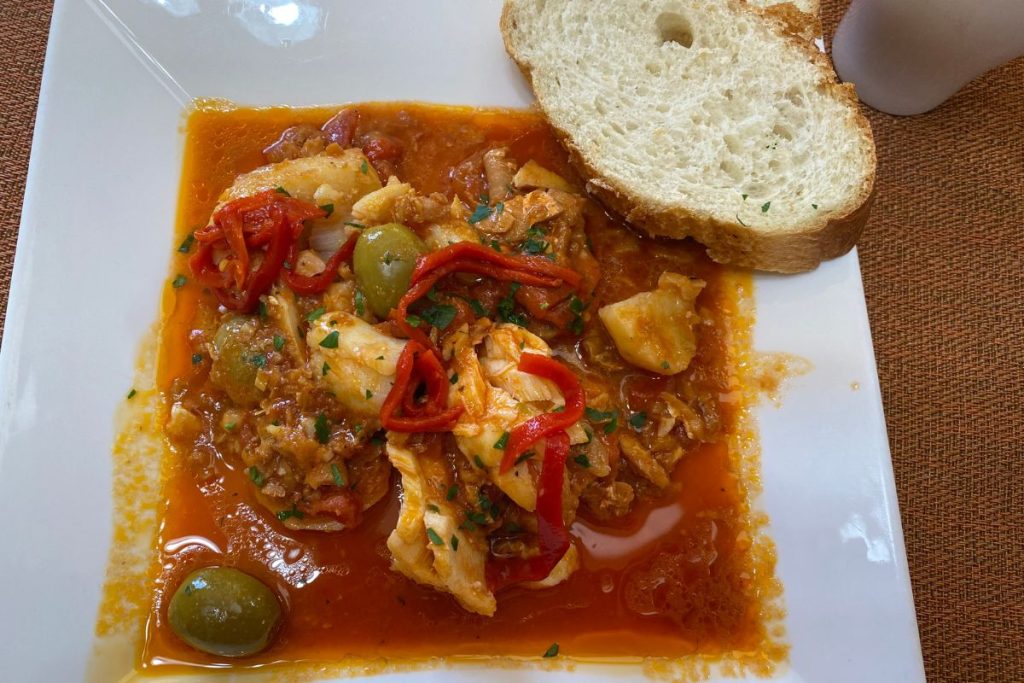 El pescado a la vizcaína es una receta tradicional para diciembre en México.