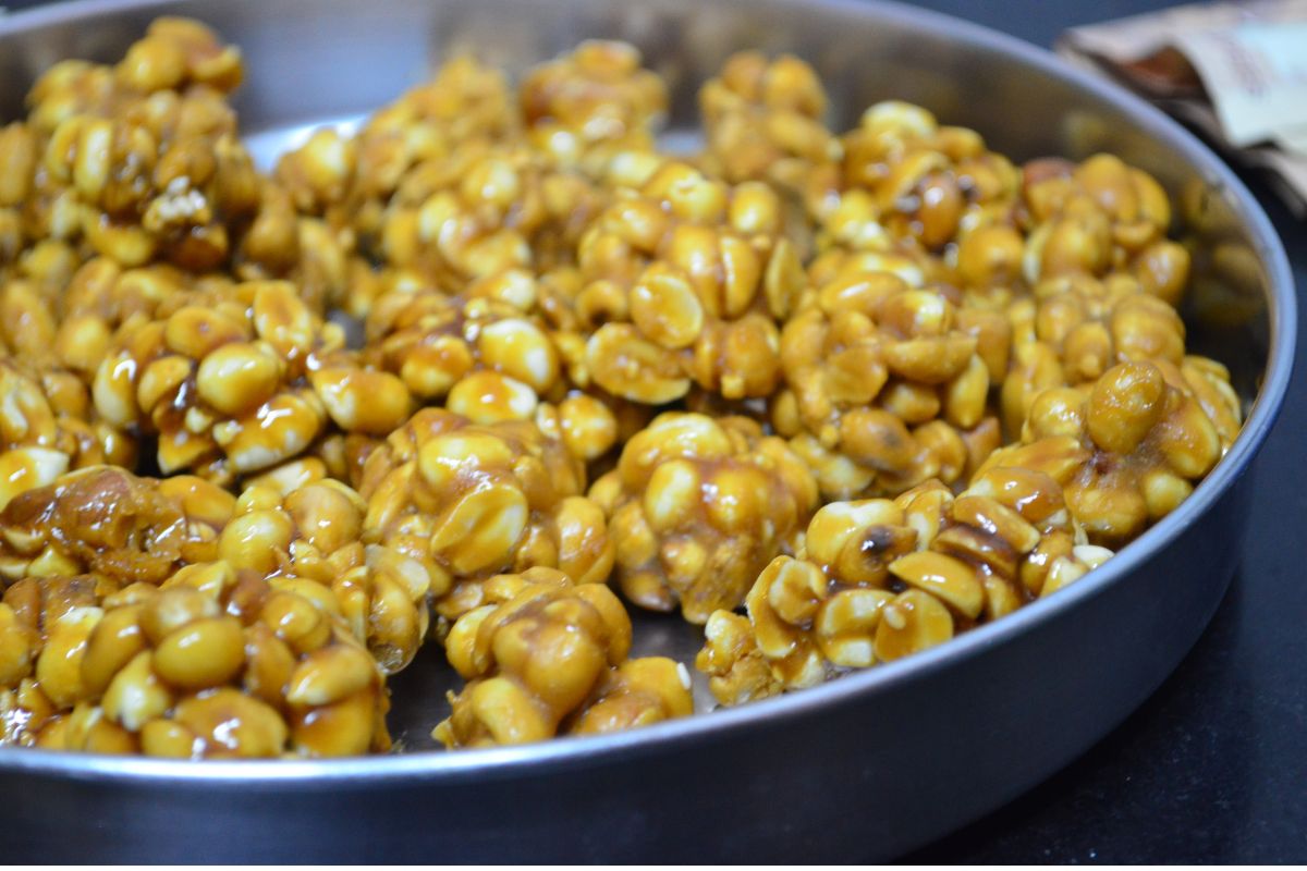 Postre crujiente con frutos secos y caramelo. Foto de Pexels.