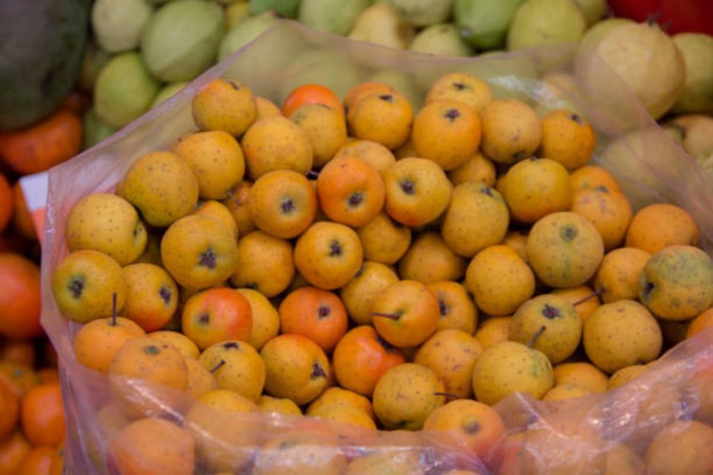 El atole de tejocote puede ser una opción de temporada para mantener al cuerpo cálido.